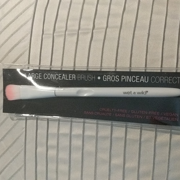 wet n wild Makeup Large Concealer Brush Poshmark